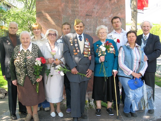 den'_pobedi Бойцы с детьми 1-й гвардейской Московско-Минской мотострелковой дивизии у стелы. (Евдокия Фомина первая слева в первом ряду). 9 мая 2010 год.